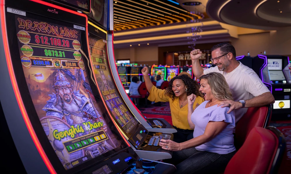 Where can players track jackpots across crypto roulette tables?